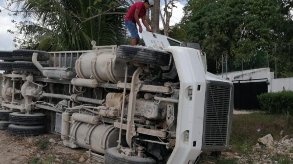 Volquetero termina volcado en la carretera Cancún-Leona Vicario.