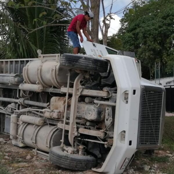 Volquetero termina volcado en la carretera Cancún-Leona Vicario.