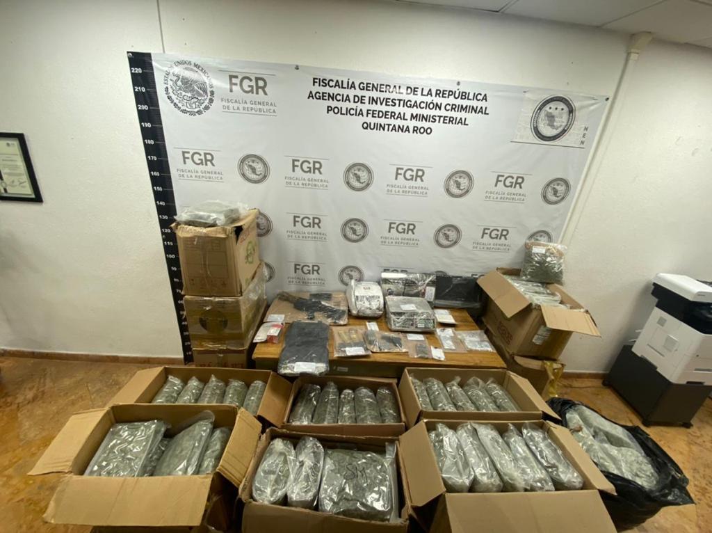 Decomisan 120 kilos de droga y detienen a pareja en la Supermanzana 43 de Cancún; la FGR realizó un cateo a un domicilio de la calle Oyamel.