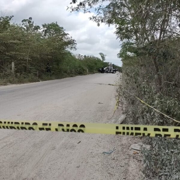 Hallan embolsado en la entrada de la colonia Tres Reyes en Cancún (VIDEO).