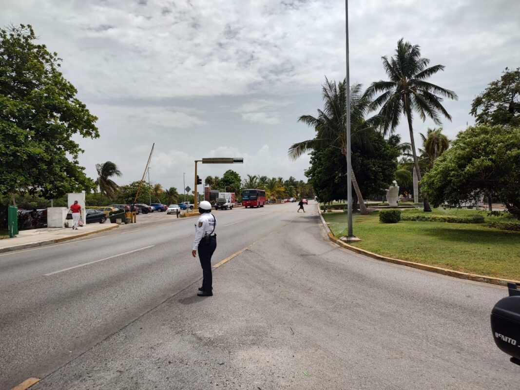 Protestan vendedores ambulantes de la Zona Hotelera de Cancún; exigen a las autoridades que les permitan laborar en los arenales.