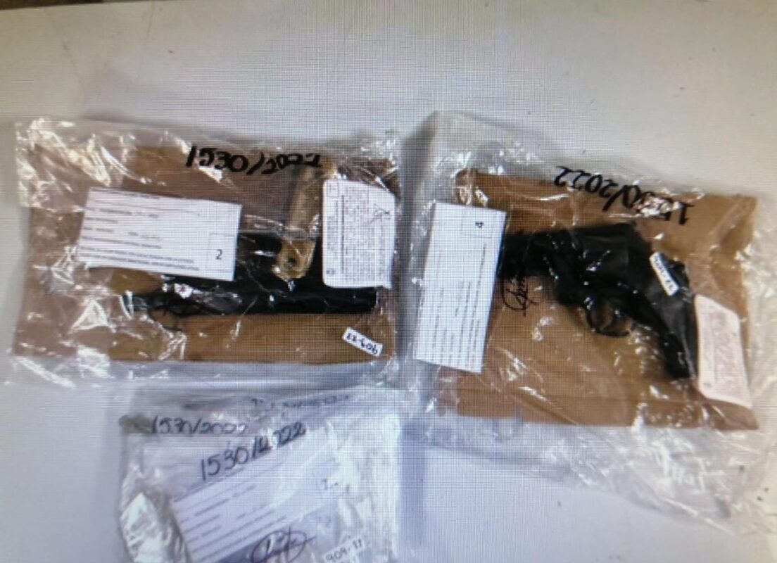 Vinculan a proceso a dos pistoleros detenidos en Playa del Carmen; a Carlos G y Luis G les decomisaros dos armas de uso exclusivo de las fuerzas armadas.
