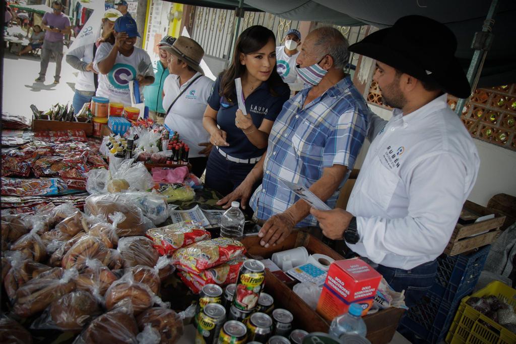 Este viernes recorri+o el tianguis de la Región 233, donde pide a los ciudadanos el voto útil para todos los candidatos de "Va por Quintana Roo".