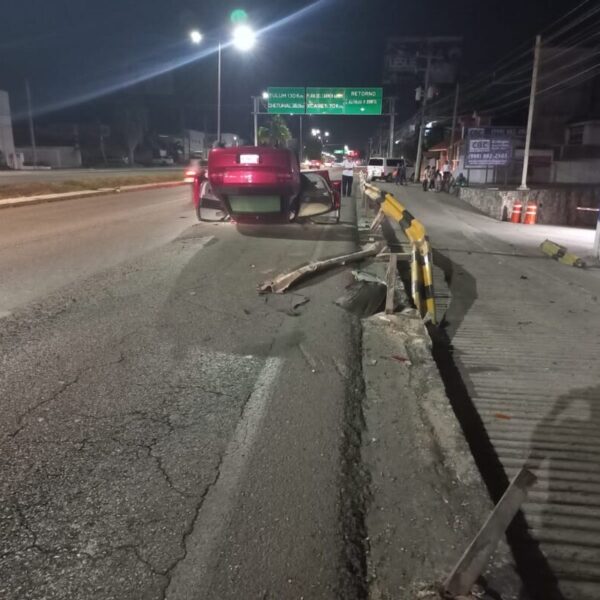 Aparatosa volcadura en el bulevar Colosio de Cancún; una mujer logró salir ilesa gracias a que portaba el cinturón de seguridad.