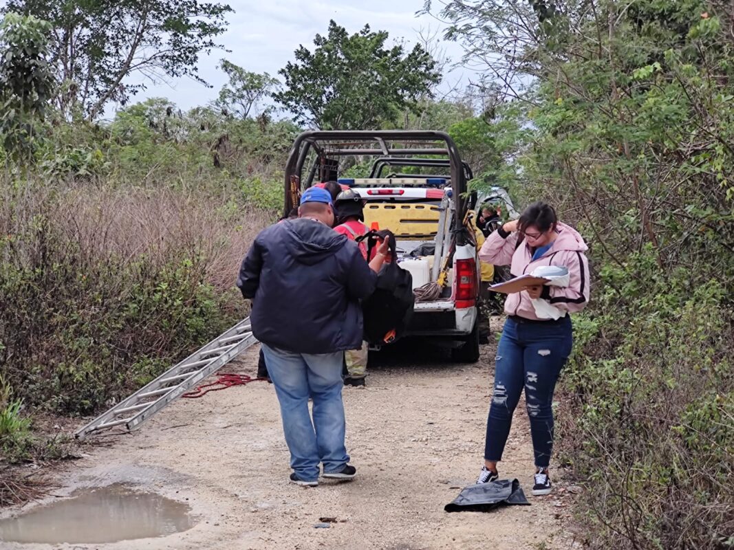Hallan restos humanos en un cenote en la colonia La Amistad de Cancún; autoridades se encuentran en el luagr para el rescate de la víctima.