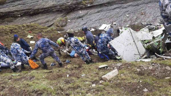 Recuperan 21 cadáveres tras accidente de avión en Nepal.