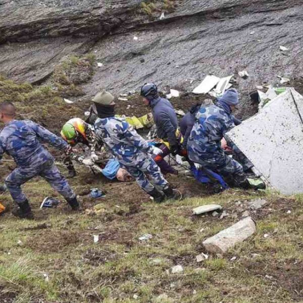 Recuperan 21 cadáveres tras accidente de avión en Nepal.