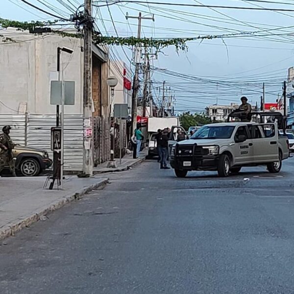 Autoridades realizan operativo en el "Crucero" de Cancún