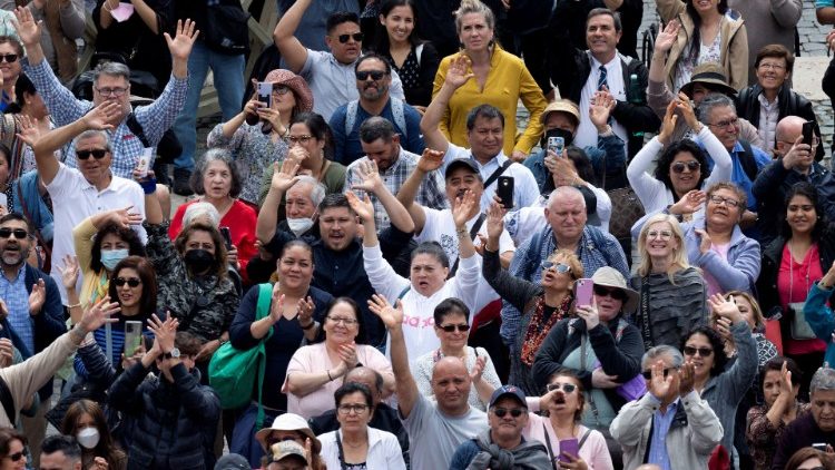 Aboga el Papa por una economía de paz y un trabajo digno; Francisco piensa en los numerosos hombres y mujeres que mueren cuando realizan su labor.