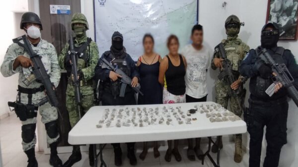 Detienen a tres narcomenudistas con 90 dosis y arma de fuego en Tulum.
