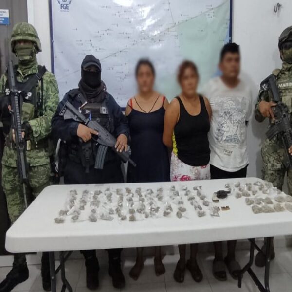 Detienen a tres narcomenudistas con 90 dosis y arma de fuego en Tulum.