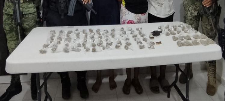 Detienen a tres narcomenudistas con 90 dosis y arma de fuego en Tulum; tenían su centro de operaciones en la Invasión 2 de Octubre.