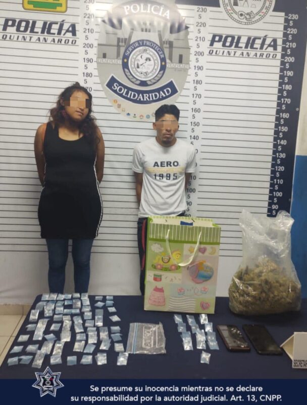 Caen dos narcomenudistas en la colonia Ejido de Playa del Carmen; a María “N” y Andrés “N” les decomisaron 75 dosis de diversas drogas.