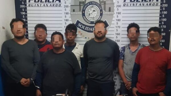 Detienen a 7 sujetos por posible despojo en Playa del Carmen.