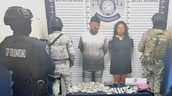 Detienen a pareja en Playa del Carmen con 86 dosis de drogas.