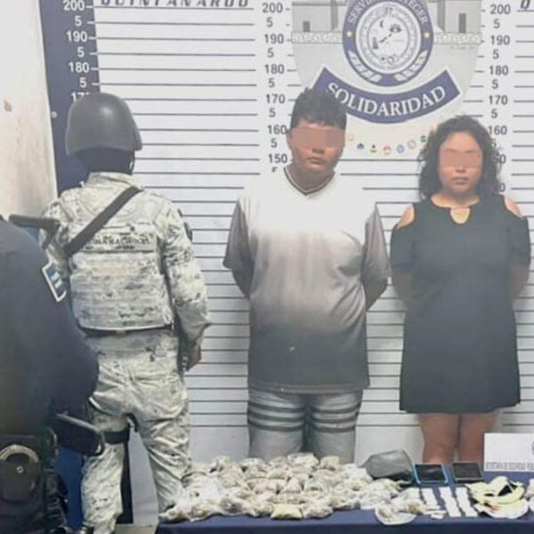Detienen a pareja en Playa del Carmen con 86 dosis de drogas.