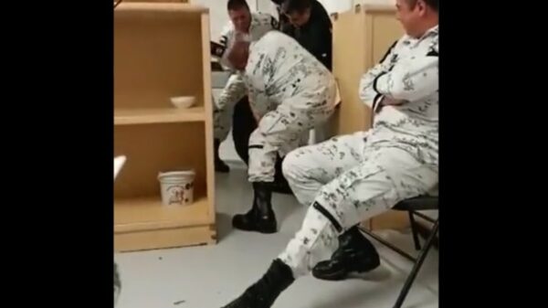 Elementos de la Guardia Nacional se divierten dando nalgadas a compañero (VIDEO).