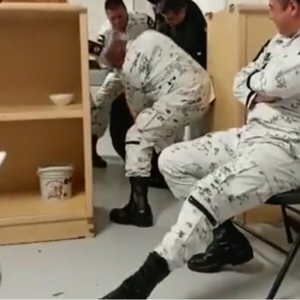 Elementos de la Guardia Nacional se divierten dando nalgadas a compañero (VIDEO).