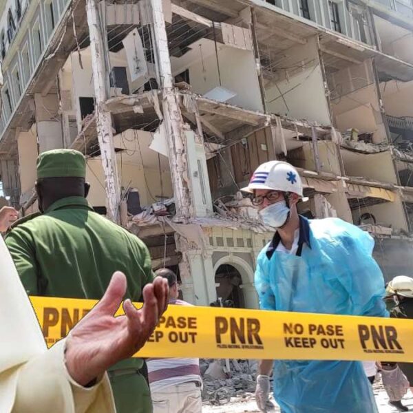 Pide el Papa rezar por las víctimas  de la explosión en el hotel Saratoga.