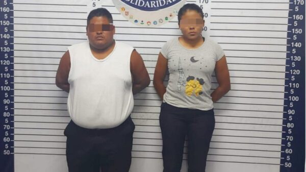 En Playa del Carmen detienen a dos policías extorsionadores.
