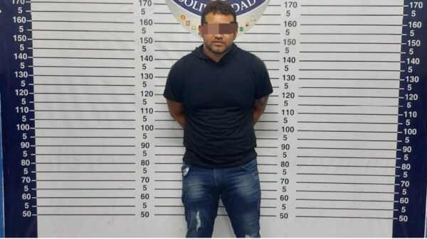 Rondaba el Centro de Playa del Carmen con una pistola en la cintura.