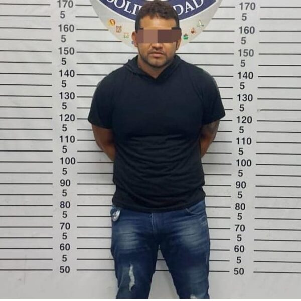 Rondaba el Centro de Playa del Carmen con una pistola en la cintura.