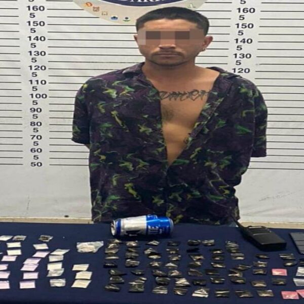 Detienen en la Quinta Avenida a tirador surtido de drogas.