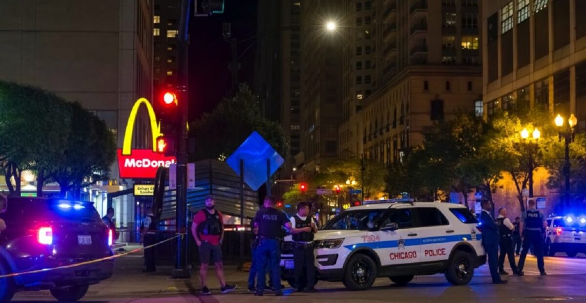 Tiroteo en Chicago deja dos muertos y ocho heridos; los hechos se registraron tras una pelea cerca de un McDonald’s.