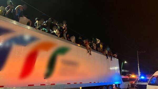 Hallan 366 migrantes en la caja de un tráiler en Malpaso, Chiapas.