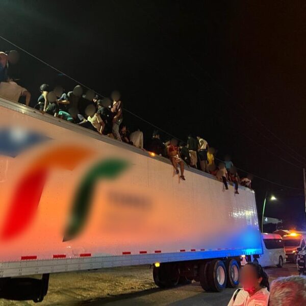 Hallan 366 migrantes en la caja de un tráiler en Malpaso, Chiapas.