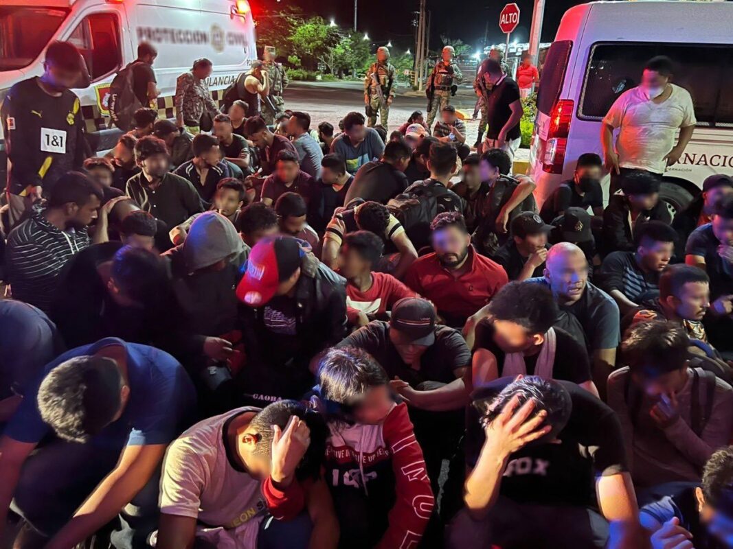 Hallan 366 migrantes en la caja de un tráiler en Malpaso, Chiapas; 62 son menores de edad y provienen de 16 países.