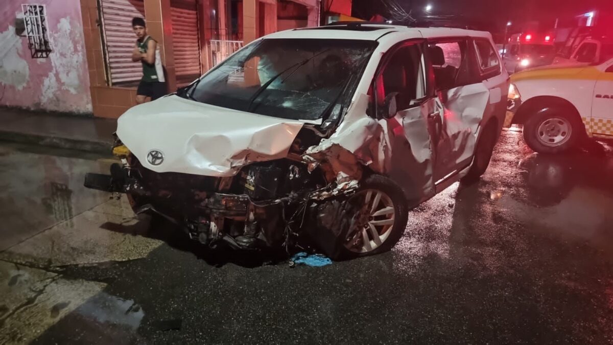 Aparatosa carambola en la Ruta 4 deja un conductor lesionado; el causante de los destrozos conducía una Toyota y tras volcar se dio a la fuga.