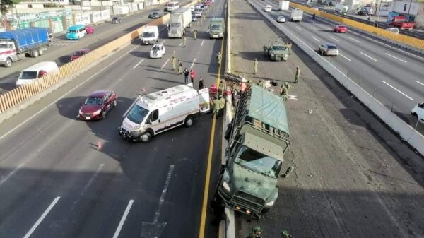 Reportan varios heridos tras chocar camión de la Sedena en la México-Puebla.
