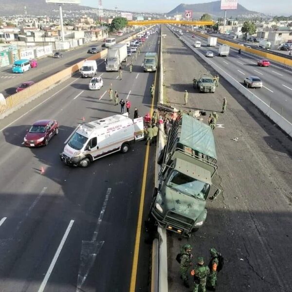 Reportan varios heridos tras chocar camión de la Sedena en la México-Puebla.