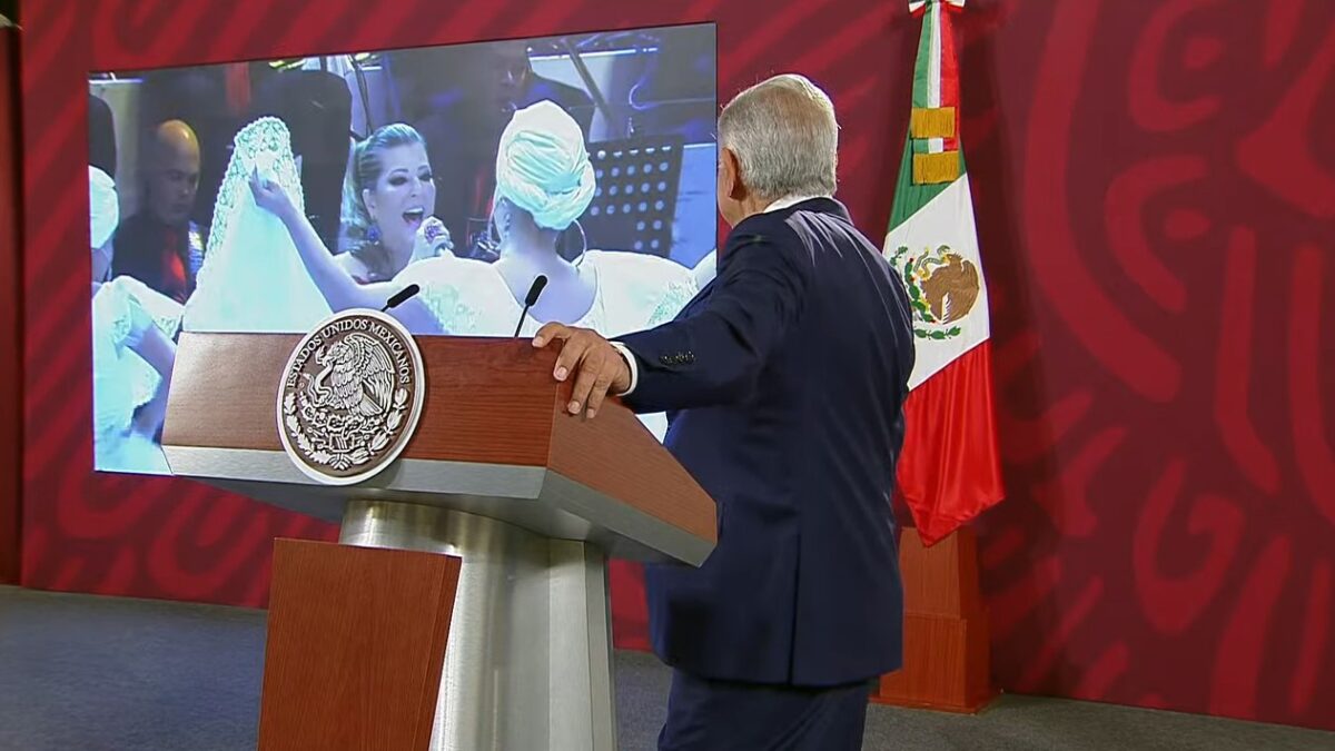 Un eufórico López Obrador celebró el triunfo de Gustavo Petro en Colombia, escuchando a Margarita, la diosa de la cumbia.