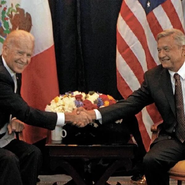 Lamenta AMLO que Biden ceda a chantajes de grupos de interés