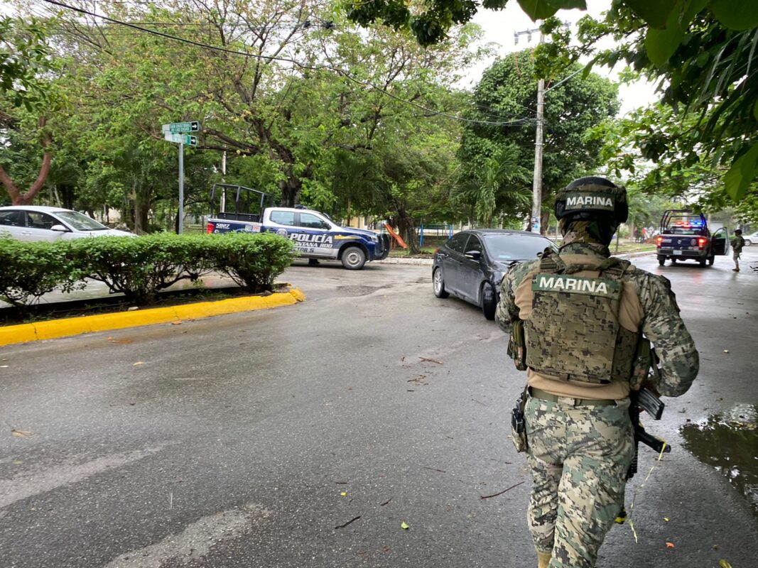 Abandonan ejecutado dentro de bolsas en parque de Cancún