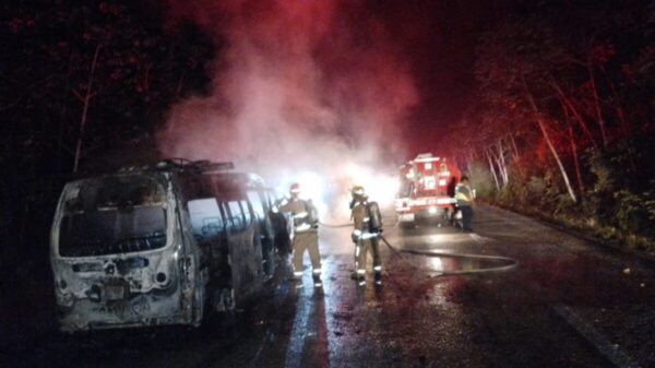 Muere motociclista al chocar contra una van en la carretera Tintal-Playa del Carmen.