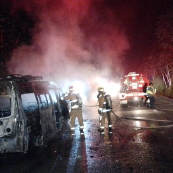 Muere motociclista al chocar contra una van en la carretera Tintal-Playa del Carmen.