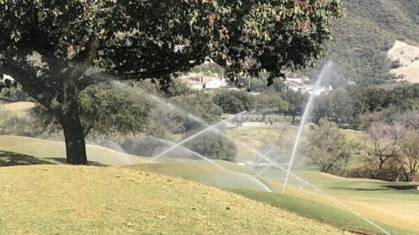 Agobia en Monterrey la falta de agua, pero no en campos de golf