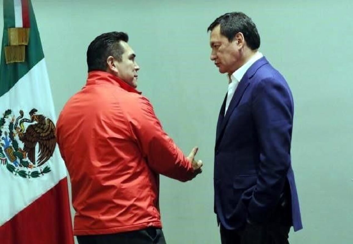 Ríspida conversación entre el actual dirigente del PRI, Alito Moreno (izq) y Miguel Ángel Osorio Chong, coordinador de los senadores priístas.