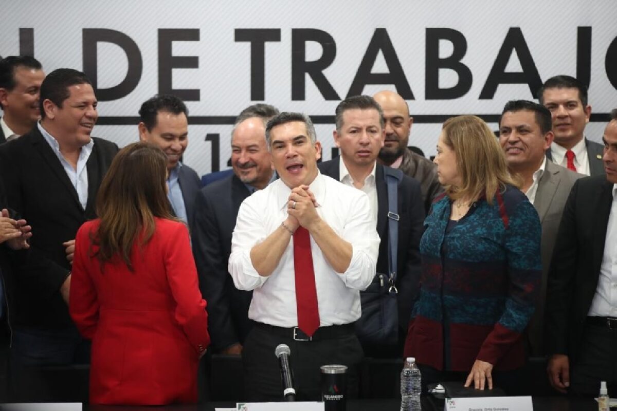 Alejandro Moreno Cárdenas y Carolina Viggiano se negaron a renunciar al CEN del PRI como dirigente y secretaria general. Sobre ambos pesan acusaciones por llevar al partido a una crisis única en su historia. Aunque militantes y exdirigentes se han sumado a la exigencia para que “Alito” deje el cargo, él confirmó que continuará al frente del tricolor hasta agosto de 2023.