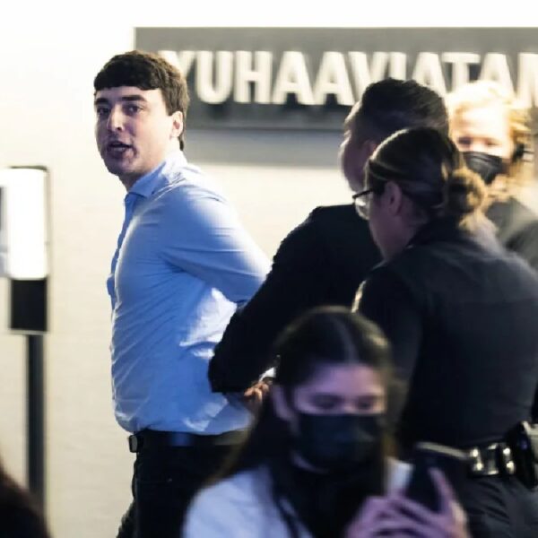 Acusa joven a Almagro de asesino en la Cumbre de las Américas