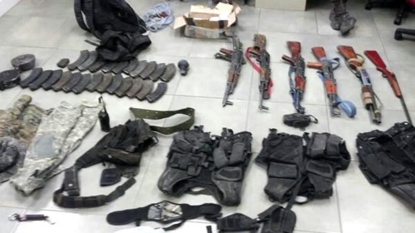 Buscaban a asesino de jesuitas, y hallaron arsenal y secuestrado