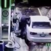 Roban automóvil a conductor en plena gasolinera