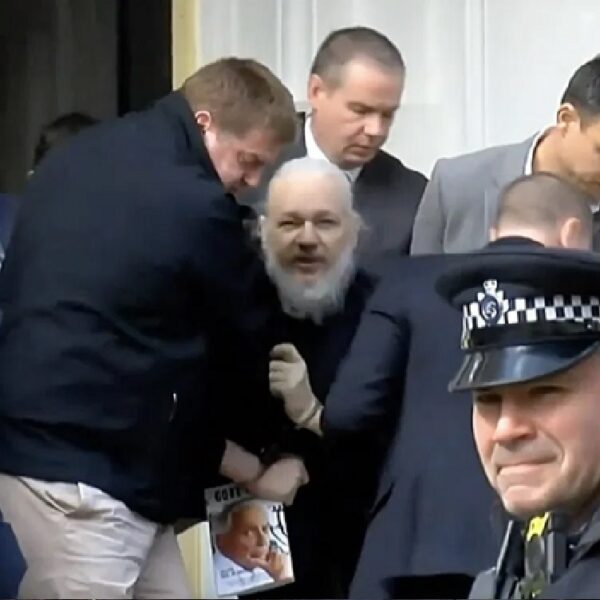 “Día negro para la libertad de prensa”; ordena GB extraditar a Assange a EU