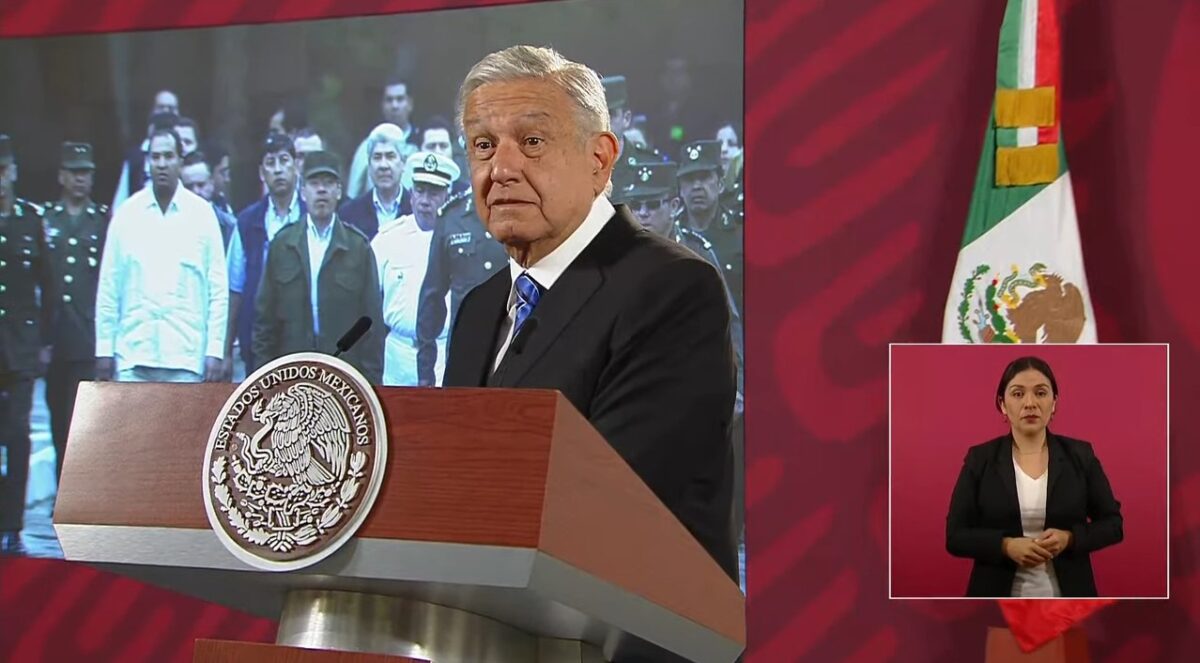 La famosa imagen que dio pie al mote de 'Borolas', para el espurio mandatario impuesto por la oligarquía mexicana; el Presidente narra cómo Felipe Calderón se negó a quitarse la chaqueta militar, e incluso el secretario de la defensa estuvo a punto de preguntar "dónde está el Presidente", ya que no lo reconoció debido a que traía la casaca militar puesta.