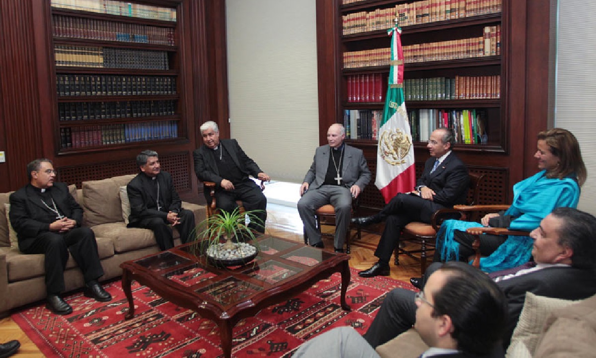 Una de las muchas reuniones entre el espurio presidente Felipe Calderón con el Arzobispo Carlos Aguiar Retes.