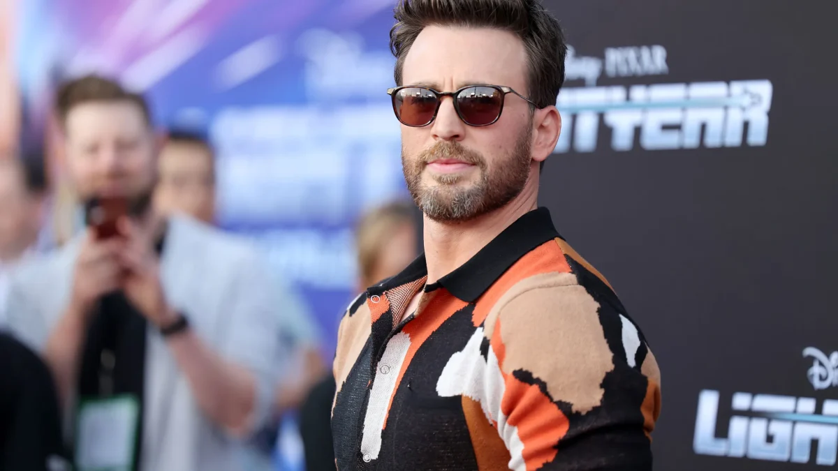 Chris Evans explota contra prohibición de Lightyear