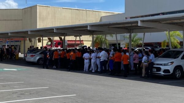 Clientes y empleados son evacuados por fuga de gas en Chedraui de Cancún